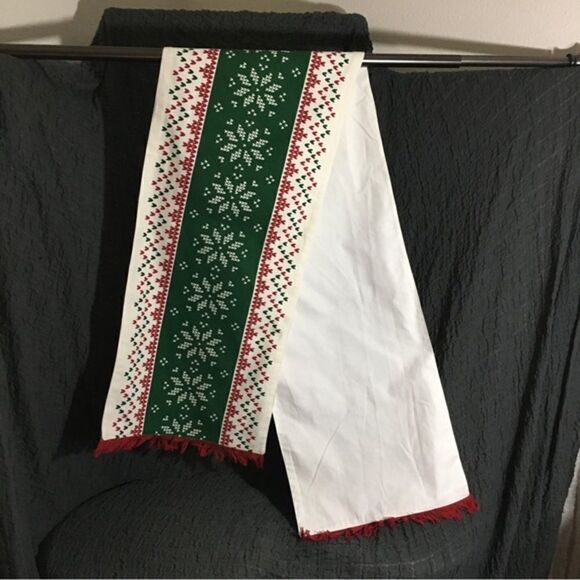 NWOT Christmas Design  Table Runner - Picture 2 of 4